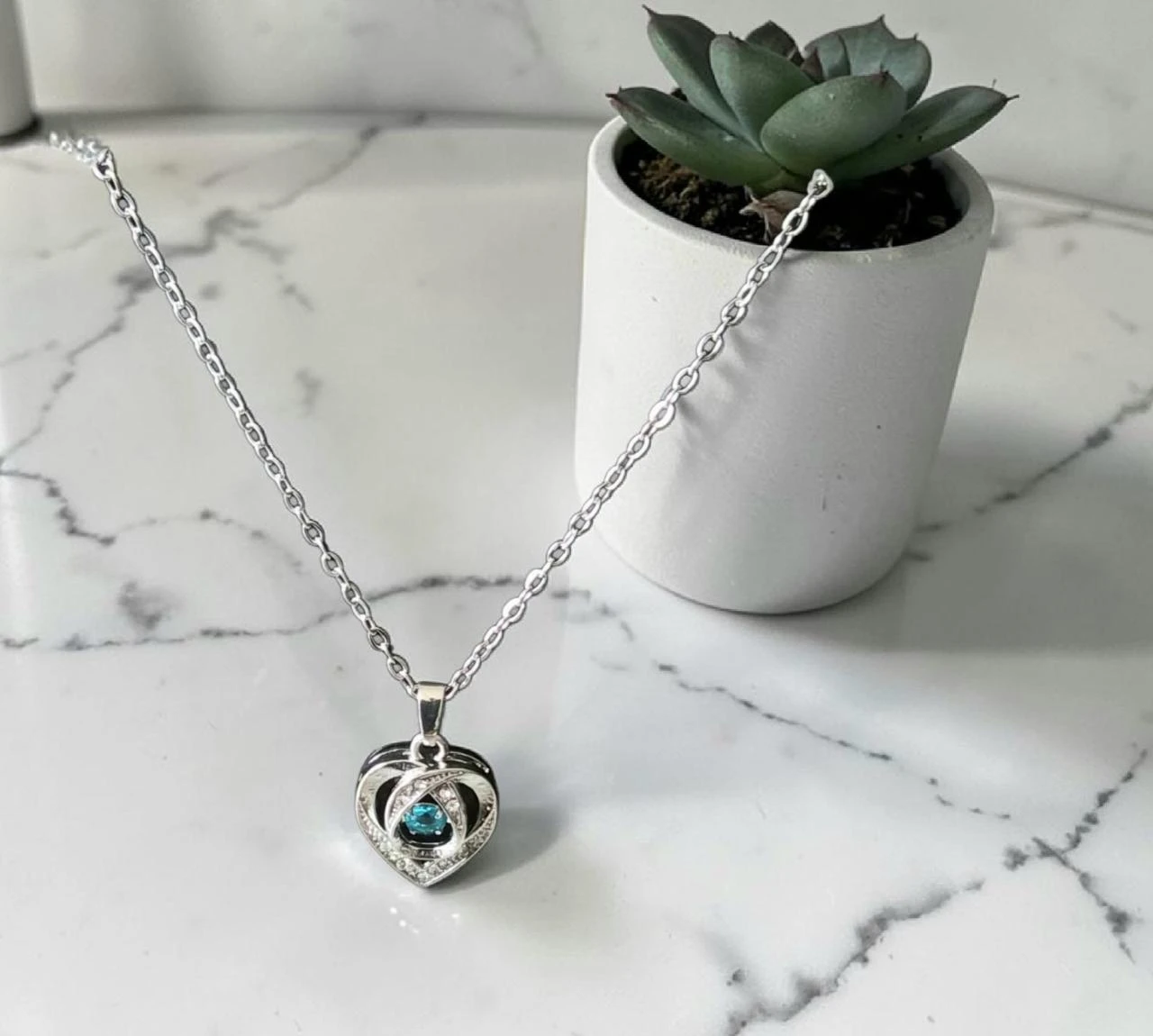 Colar em forma de coração prateado com pequena pedra azul de cristal em aço inoxidável novo dan – photo 2